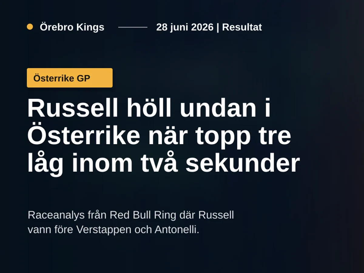 Generiska formelbilar tätt genom en bana med berg i bakgrunden.
